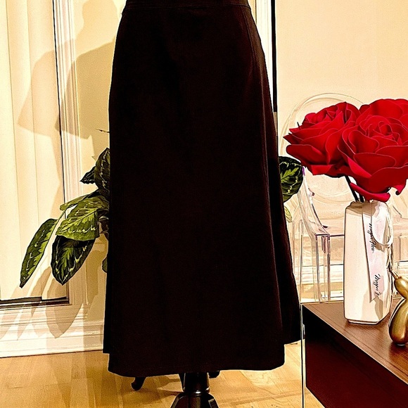 Reitmans black  full A-line skirt w/ back zip & top hook closure. 🖤 - Picture 5 of 11